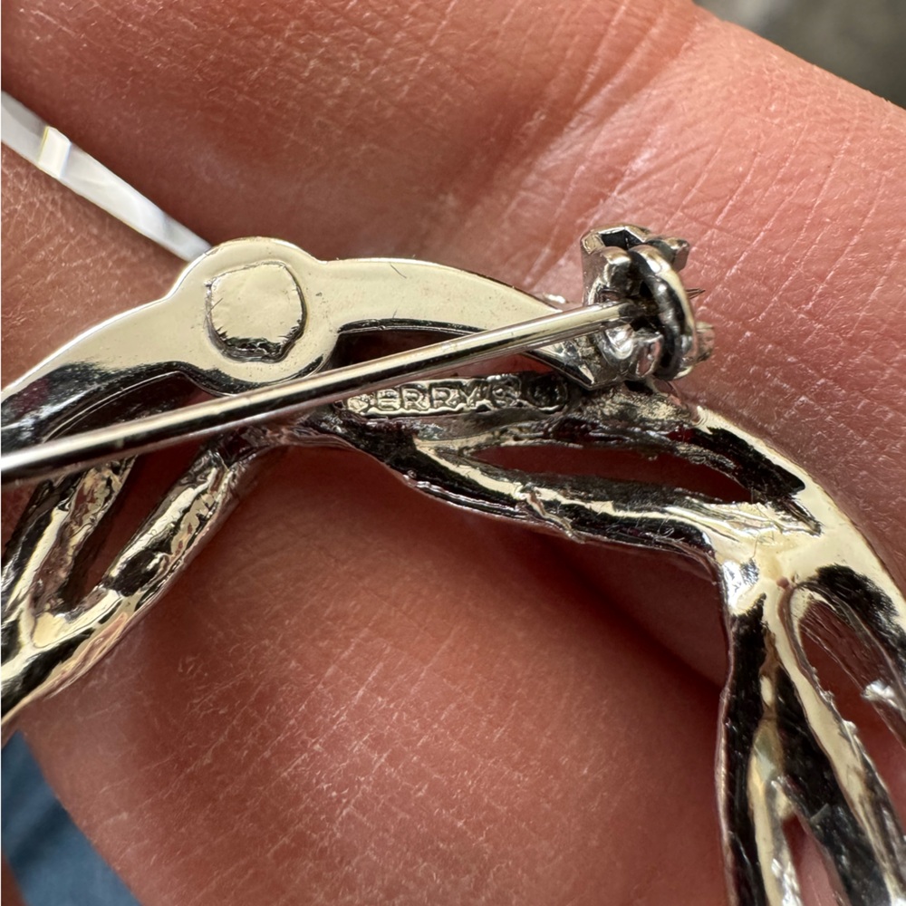 Gerry’s vintage silver tone circle brooch, EUC. - Picture 3 of 5